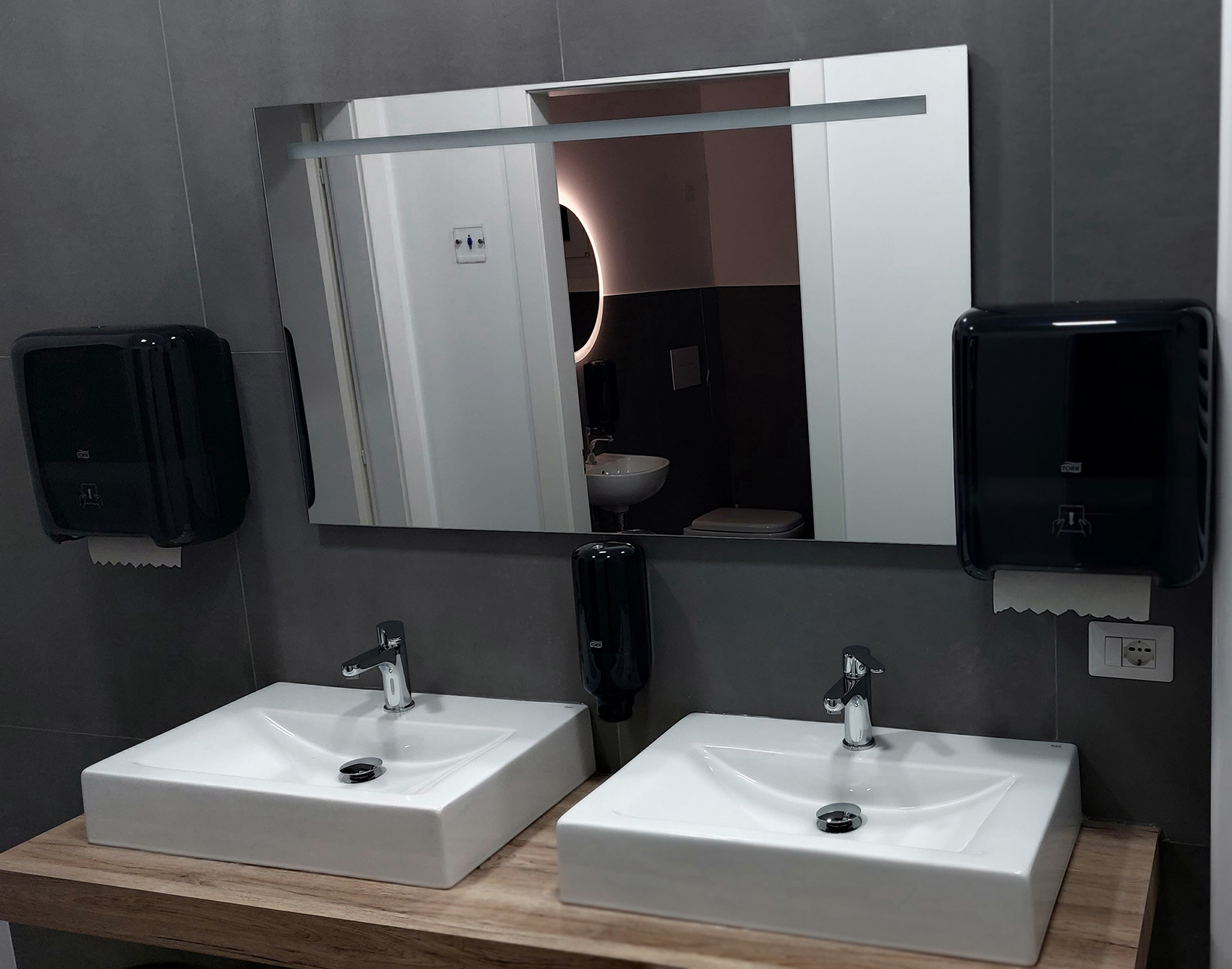 La struttura privata “Oasi Grazia” (Residenza Assistenziale Alberghiera R.A.A.) fornisce servizi assistenziali e ricreativi, alberghieri e residenziali, a Gela, Sicilia